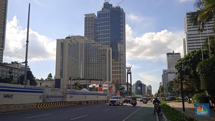 Sejumlah kendaraan melintas di kawasan Bundaran Hotel Indonesia (HI), Jakarta Pusat, hari ini, Senin (4/7/2022). Pemerintah Provinsi (Pemprov) DKI Jakarta merekayasa lalu lintas di kawasan Bundaran Hotel Indonesia (HI), Jalan MH Thamrin, Jakarta Pusat, sejak Senin (4/7/2022) hingga Senin (10/7/2022) yang diterapkan mulai pukul 16.00-21.00 WIB. Hal tersebut dilakukan untuk mengurangi kepadatan arus lalu lintas di Bundaran HI. (CNBC Indonesia/ Muhammad Sabki)
