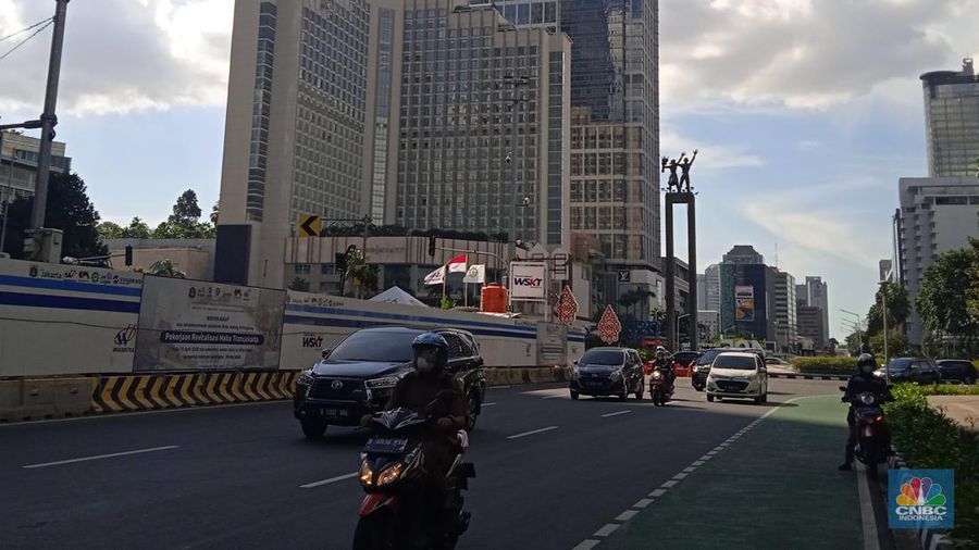 Sejumlah kendaraan melintas di kawasan Bundaran Hotel Indonesia (HI), Jakarta Pusat, hari ini, Senin (4/7/2022). Pemerintah Provinsi (Pemprov) DKI Jakarta merekayasa lalu lintas di kawasan Bundaran Hotel Indonesia (HI), Jalan MH Thamrin, Jakarta Pusat, sejak Senin (4/7/2022) hingga Senin (10/7/2022) yang diterapkan mulai pukul 16.00-21.00 WIB. Hal tersebut dilakukan untuk mengurangi kepadatan arus lalu lintas di Bundaran HI. (CNBC Indonesia/ Muhammad Sabki)