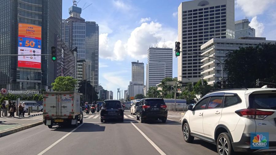 Sejumlah kendaraan melintas di kawasan Bundaran Hotel Indonesia (HI), Jakarta Pusat, hari ini, Senin (4/7/2022). Pemerintah Provinsi (Pemprov) DKI Jakarta merekayasa lalu lintas di kawasan Bundaran Hotel Indonesia (HI), Jalan MH Thamrin, Jakarta Pusat, sejak Senin (4/7/2022) hingga Senin (10/7/2022) yang diterapkan mulai pukul 16.00-21.00 WIB. Hal tersebut dilakukan untuk mengurangi kepadatan arus lalu lintas di Bundaran HI. (վ/ Muhammad Sabki)
