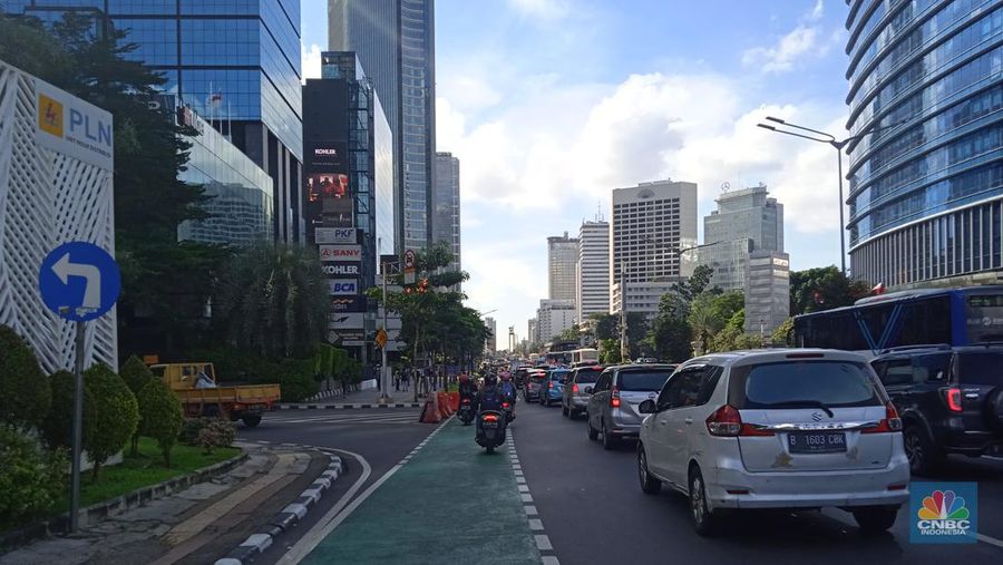Sejumlah kendaraan melintas di kawasan Bundaran Hotel Indonesia (HI), Jakarta Pusat, hari ini, Senin (4/7/2022). Pemerintah Provinsi (Pemprov) DKI Jakarta merekayasa lalu lintas di kawasan Bundaran Hotel Indonesia (HI), Jalan MH Thamrin, Jakarta Pusat, sejak Senin (4/7/2022) hingga Senin (10/7/2022) yang diterapkan mulai pukul 16.00-21.00 WIB. Hal tersebut dilakukan untuk mengurangi kepadatan arus lalu lintas di Bundaran HI. (CNBC Indonesia/ Muhammad Sabki)