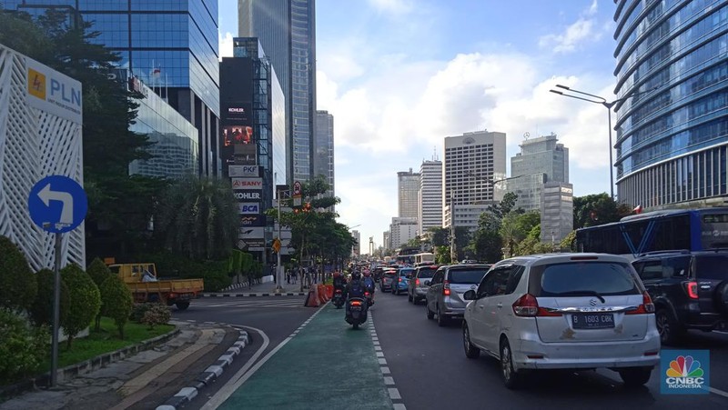 Sejumlah kendaraan melintas di kawasan Bundaran Hotel Indonesia (HI), Jakarta Pusat, hari ini, Senin (4/7/2022). Pemerintah Provinsi (Pemprov) DKI Jakarta merekayasa lalu lintas di kawasan Bundaran Hotel Indonesia (HI), Jalan MH Thamrin, Jakarta Pusat, sejak Senin (4/7/2022) hingga Senin (10/7/2022) yang diterapkan mulai pukul 16.00-21.00 WIB. Hal tersebut dilakukan untuk mengurangi kepadatan arus lalu lintas di Bundaran HI. (CNBC Indonesia/ Muhammad Sabki)