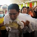 Waduh! Walikota di Negara Ini Menikahi Anak Buaya, Biar Apa?