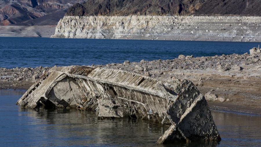 Sebuah kapal pendarat Perang Dunia II yang digunakan untuk mengangkut pasukan atau tank terlihat di garis pantai dekat Marina Danau Mead saat garis air terus menurun di Area Rekreasi Nasional Danau Mead di Boulder City, Amerika Serikat, Kamis (30/6/2022). (L.E. Baskow/Las Vegas Review-Journal via AP)