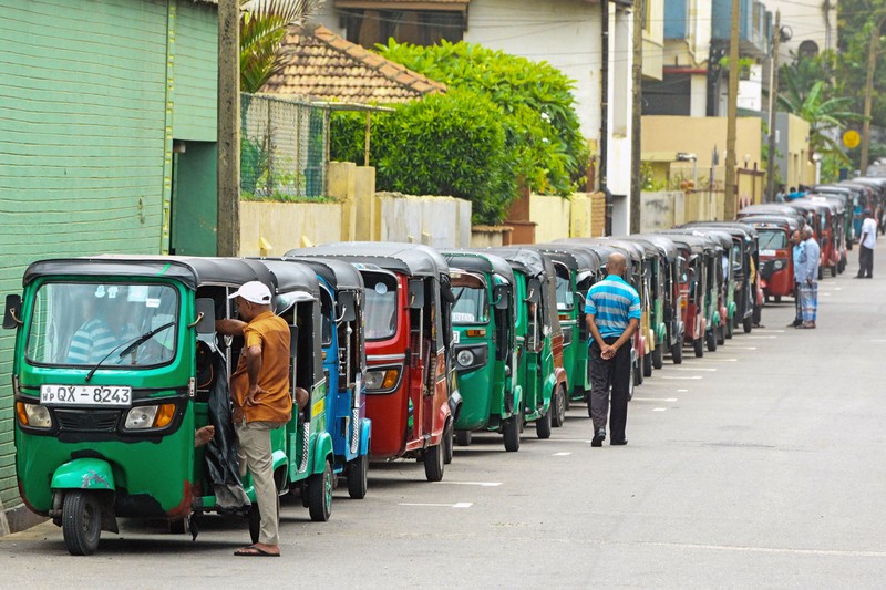 Antrean Kendaraan akibat kelangkaan Isi BBM di Sri lanka Warga memasak makanan dengan tungku kayu di luar rumah susunnya di Kolombo, Sri Lanka, Senin (4/7/2022). Sri Lanka kehabisan bahan bakar bensin dan diesel usai pengiriman pasokan ditunda tanpa kepastian. (Photo by Thilina Kaluthotage/NurPhoto via Getty Images)