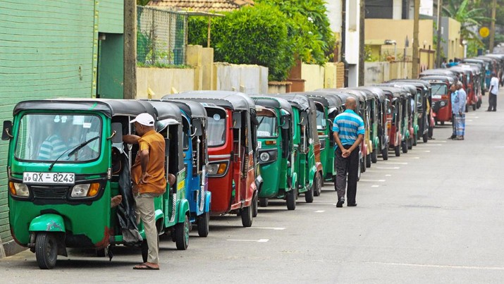 Pengemudi bajaj mengantre di sepanjang jalan untuk membeli bahan bakar di sebuah pompa bensin di olombo, Sri Lanka, Minggu (3/7/2022). Sri Lanka kehabisan bahan bakar bensin dan diesel usai pengiriman pasokan ditunda tanpa kepastian. (Photo by -/AFP via Getty Images)