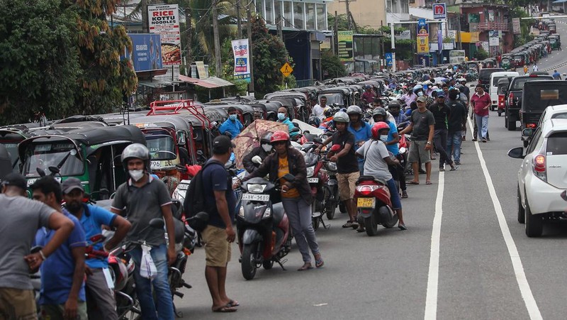 Warga memasak makanan dengan tungku kayu di luar rumah susunnya di Kolombo, Sri Lanka, Senin (4/7/2022). Sri Lanka kehabisan bahan bakar bensin dan diesel usai pengiriman pasokan ditunda tanpa kepastian. (Photo by Thilina Kaluthotage/NurPhoto via Getty Images)