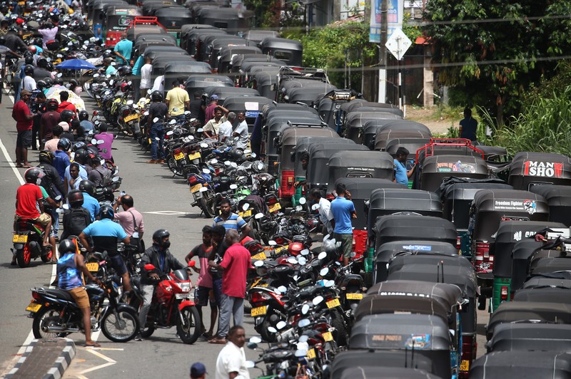 Warga memasak makanan dengan tungku kayu di luar rumah susunnya di Kolombo, Sri Lanka, Senin (4/7/2022). Sri Lanka kehabisan bahan bakar bensin dan diesel usai pengiriman pasokan ditunda tanpa kepastian. (Photo by Thilina Kaluthotage/NurPhoto via Getty Images)