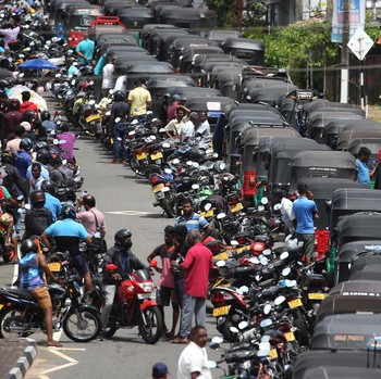 Sri Lanka Makin Nelangsa, Warga Mengular 