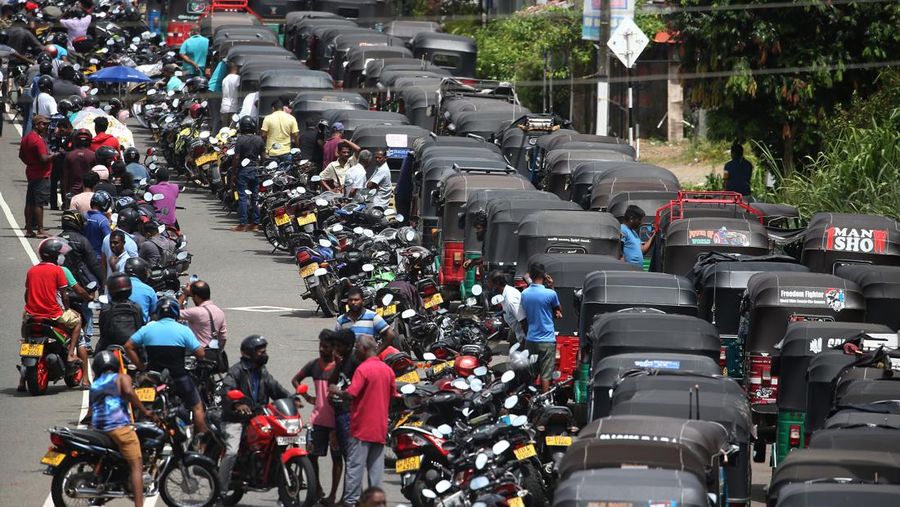 Para pengemudi mengantre di stasiun pengisian bahan bakar Indian Oil Corporation (IOC) di Kolombo, Sri Lanka, Sabtu (2/7/2022). Sri Lanka kehabisan bahan bakar bensin dan diesel usai pengiriman pasokan ditunda tanpa kepastian. (Photo by Pradeep Dambarage/NurPhoto via Getty Images)