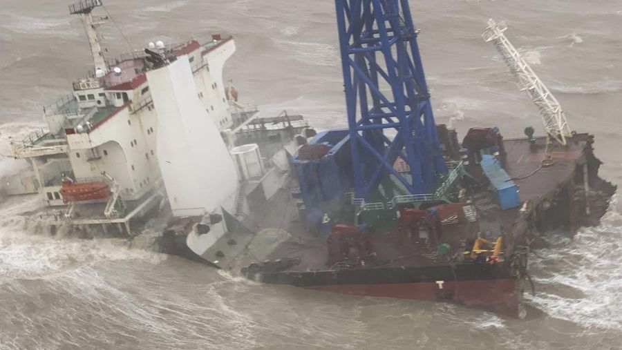 Sebuah helikopter dengan anggota awak penyelamat mendekati kapal yang tenggelam di Laut Cina Selatan, 300 kilometer (186 mil) selatan Hong Kong, Sabtu (2/7/2022). Sedikitnya 12 jasad korban ditemukan dan 14 orang lainnya masih hilang setelah kapal tersebut patah menjadi dua usai dihantam angin Topan Chaba. (Hong Kong Government Flying Service via AP)