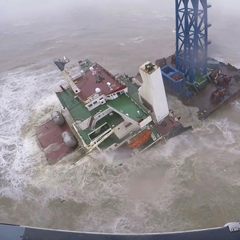 Penampakan Kapal Kargo Patah & Tenggelam di Laut Cina Selatan