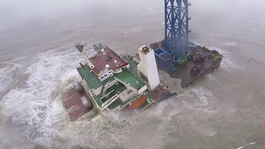 Sebuah helikopter dengan anggota awak penyelamat mendekati kapal yang tenggelam di Laut Cina Selatan, 300 kilometer (186 mil) selatan Hong Kong, Sabtu (2/7/2022). Sedikitnya 12 jasad korban ditemukan dan 14 orang lainnya masih hilang setelah kapal tersebut patah menjadi dua usai dihantam angin Topan Chaba. (Hong Kong Government Flying Service via AP)