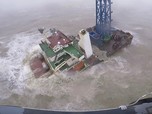 Penampakan Kapal Kargo Patah & Tenggelam di Laut Cina Selatan