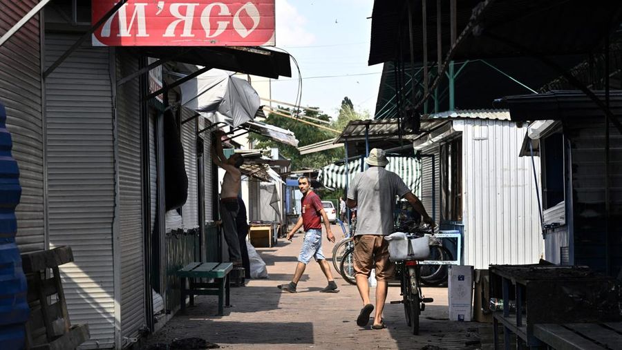 Seorang penduduk berjalan di antara puing-puing di samping sebuah rumah yang hancur sehari setelah serangan roket Rusia di pasar lokal Sloviansk, Ukraina, Senin (4/7/2022). Sedikitnya enam orang dilaporkan tewas setelah kota Sloviansk di wilayah Ukraina bagian timur dihantam gempuran kuat Rusia yang diduga menggunakan peluncur roket MLRS. (Photo by GENYA SAVILOV/AFP via Getty Images)