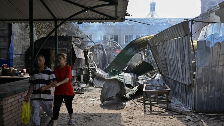 Seorang penduduk berjalan di antara puing-puing di samping sebuah rumah yang hancur sehari setelah serangan roket Rusia di pasar lokal Sloviansk, Ukraina, Senin (4/7/2022). Sedikitnya enam orang dilaporkan tewas setelah kota Sloviansk di wilayah Ukraina bagian timur dihantam gempuran kuat Rusia yang diduga menggunakan peluncur roket MLRS. (Photo by GENYA SAVILOV/AFP via Getty Images)