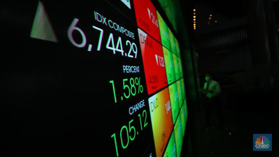 Karyawan melintas di depam layar digital pergerakan Indeks Harga Saham Gabungan (IHSG) di Bursa Efek Indonesia, Jakarta, Selasa (5/7/2022). (վ/ Tri Susilo)