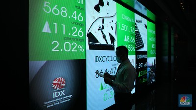 Layar digital pergerakan Indeks Harga Saham Gabungan (IHSG) Karyawan melintas di depan layar digital pergerakan Indeks Harga Saham Gabungan (IHSG) di Bursa Efek Indonesia, Jakarta, Selasa (5/7/2022). (CNBC Indonesia/ Tri Susilo)