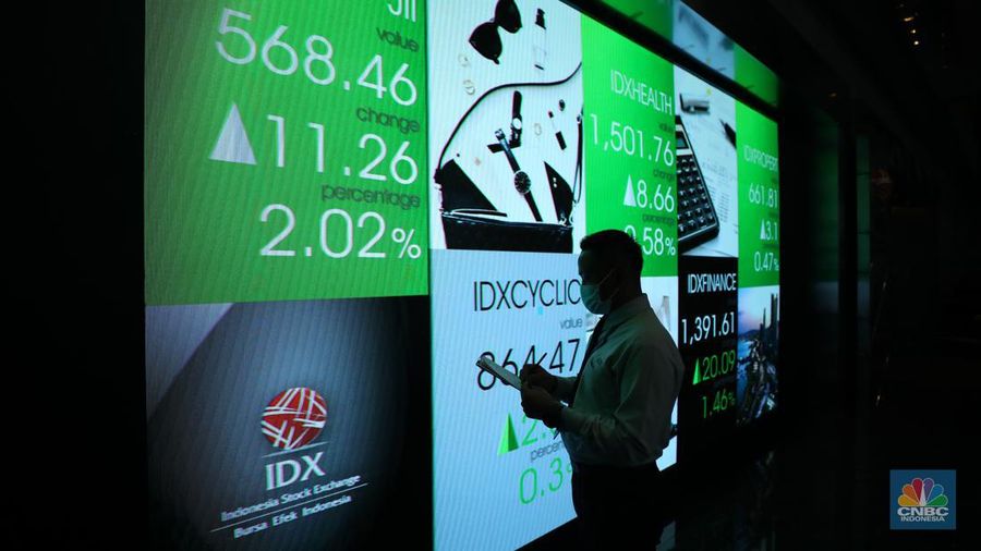 Karyawan melintas di depan layar digital pergerakan Indeks Harga Saham Gabungan (IHSG) di Bursa Efek Indonesia, Jakarta, Selasa (5/7/2022). (վ/ Tri Susilo)