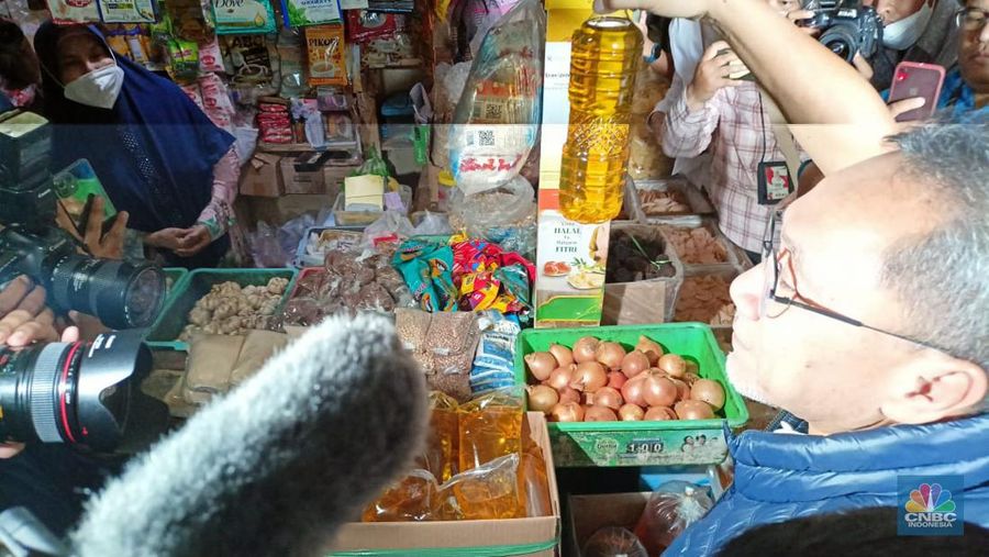 Menteri Perdagangan Zulkifli Hasan akan meninjau harga barang kebutuhan pokok dan titik penjualan Minyak Goreng Curah Rakyat di Pasar Ciracas, Selasa (5/7/2022). (CNBC Indonesia/ Ferry Sandi)