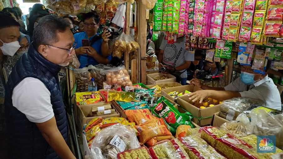 Menteri Perdagangan Zulkifli Hasan meninjau harga barang kebutuhan pokok di Pasar Ciracas, Selasa (5/7/2022). (CNBC Indonesia/ Ferry Sandi)