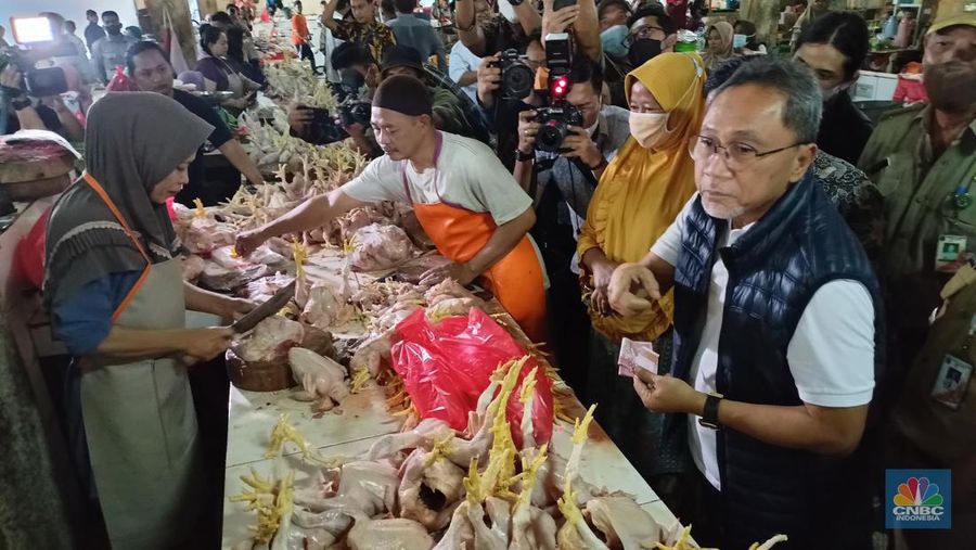 Menteri Perdagangan Zulkifli Hasan meninjau harga barang kebutuhan pokok di Pasar Ciracas, Selasa (5/7/2022). (CNBC Indonesia/ Ferry Sandi)
