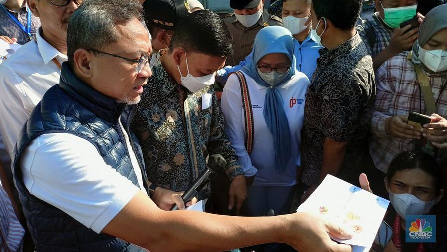 Menteri Perdagangan Zulkifli Hasan meninjau harga barang kebutuhan pokok di Pasar Ciracas, Selasa (5/7/2022). (CNBC Indonesia/ Ferry Sandi)