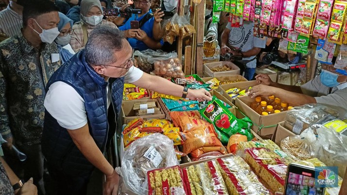 Menteri Perdagangan Zulkifli Hasan meninjau harga barang kebutuhan pokok di Pasar Ciracas, Selasa (5/7/2022). (CNBC Indonesia/ Ferry Sandi)