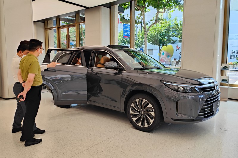 Mobil SUV Huawei AITO M7 Pengunjung melihat SUV Huawei AITO M7 di flagship store Huawei di Shanghai, China, Selasa (5/7/2022) Photo by Wang Gang/VCG via Getty Images)