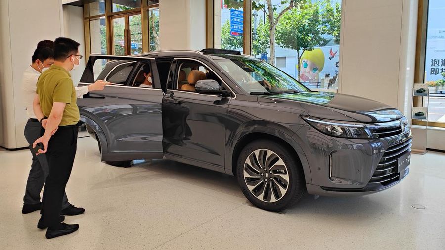 Pengunjung melihat SUV Huawei AITO M7 di flagship store Huawei di Shanghai, China, Selasa (5/7/2022)  Photo by Wang Gang/VCG via Getty Images)