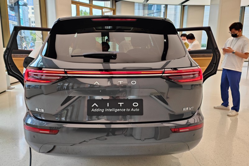 Mobil SUV Huawei AITO M7 Pengunjung melihat SUV Huawei AITO M7 di flagship store Huawei di Shanghai, China, Selasa (5/7/2022) Photo by Wang Gang/VCG via Getty Images)