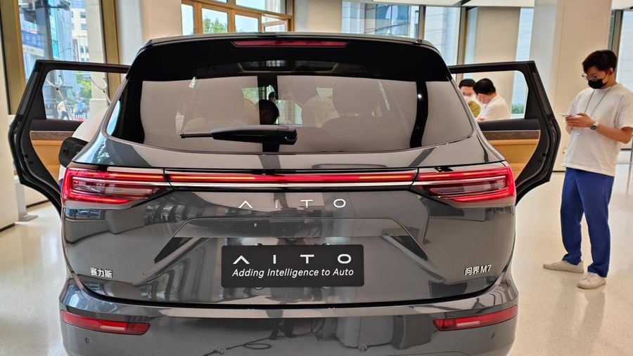 Pengunjung melihat SUV Huawei AITO M7 di flagship store Huawei di Shanghai, China, Selasa (5/7/2022)  Photo by Wang Gang/VCG via Getty Images)