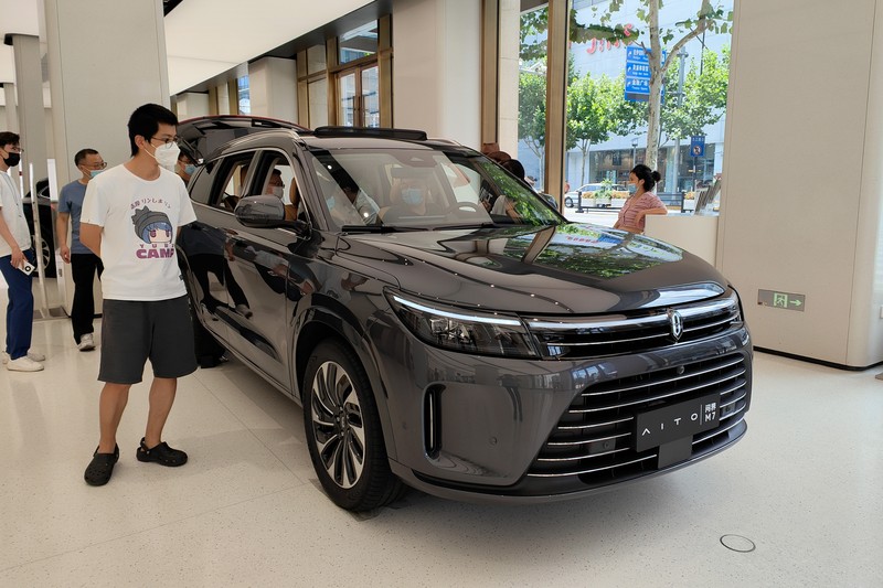Mobil SUV Huawei AITO M7 Pengunjung melihat SUV Huawei AITO M7 di flagship store Huawei di Shanghai, China, Selasa (5/7/2022) Photo by Wang Gang/VCG via Getty Images)