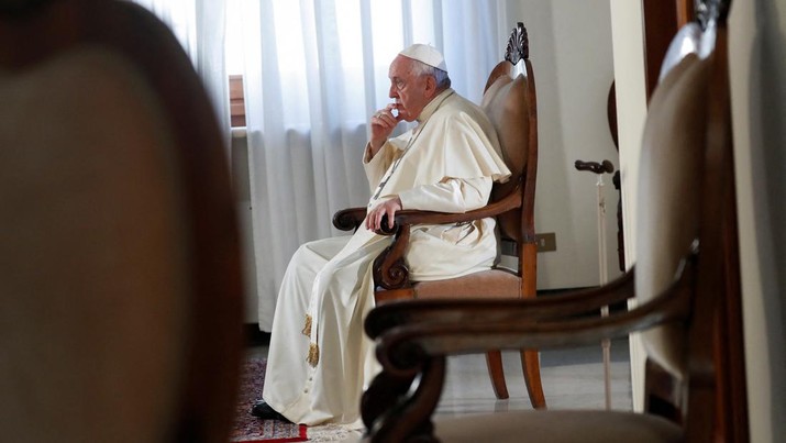 Paus Fransiskus berbicara selama wawancara eksklusif dengan Reuters, di Vatikan, Sabtu (2/7/2022). (REUTERS/Remo Casilli)