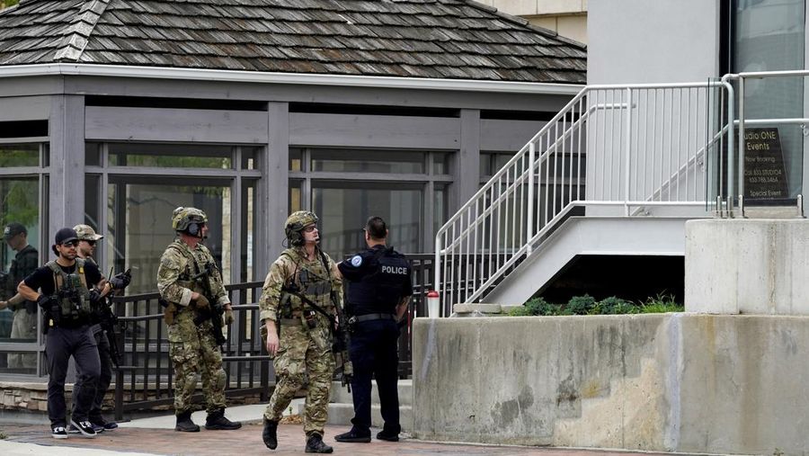 Polisi memeriksa sebuah bangunan setelah tembakan meletus di rute Parade Hari Kemerdekaan Amerika Serikat di Highland Park, Chicago, Illinois, Amerika Serikat, Senin (4/7/2022). Sebanyak 6 orang dilaporkan tewas akibat penembakan tersebut. (AP Photo/Nam Y. Huh)