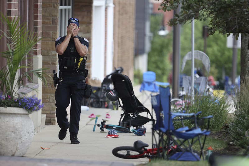 Penembakan Parade Hari Kemerdekaan Amerika Serikat di Highland Park, Chicago, Illinois, AS Polisi memeriksa sebuah bangunan setelah tembakan meletus di rute Parade Hari Kemerdekaan Amerika Serikat di Highland Park, Chicago, Illinois, Amerika Serikat, Senin (4/7/2022). Sebanyak 6 orang dilaporkan tewas akibat penembakan tersebut. (AP Photo/Nam Y. Huh)