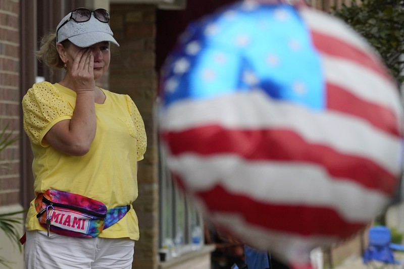 Penembakan Parade Hari Kemerdekaan Amerika Serikat di Highland Park, Chicago, Illinois, AS Polisi memeriksa sebuah bangunan setelah tembakan meletus di rute Parade Hari Kemerdekaan Amerika Serikat di Highland Park, Chicago, Illinois, Amerika Serikat, Senin (4/7/2022). Sebanyak 6 orang dilaporkan tewas akibat penembakan tersebut. (AP Photo/Nam Y. Huh)