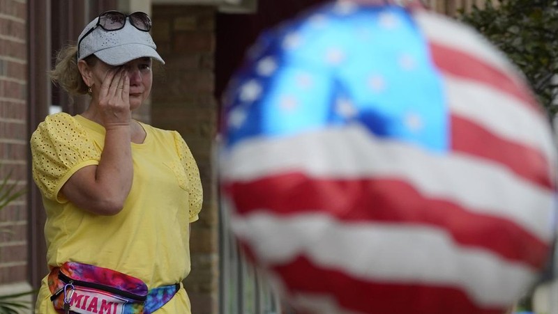 Polisi memeriksa sebuah bangunan setelah tembakan meletus di rute Parade Hari Kemerdekaan Amerika Serikat di Highland Park, Chicago, Illinois, Amerika Serikat, Senin (4/7/2022). Sebanyak 6 orang dilaporkan tewas akibat penembakan tersebut. (AP Photo/Nam Y. Huh)
