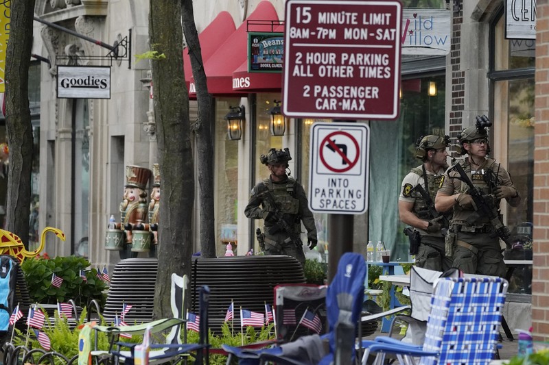 Penembakan Parade Hari Kemerdekaan Amerika Serikat di Highland Park, Chicago, Illinois, AS Polisi memeriksa sebuah bangunan setelah tembakan meletus di rute Parade Hari Kemerdekaan Amerika Serikat di Highland Park, Chicago, Illinois, Amerika Serikat, Senin (4/7/2022). Sebanyak 6 orang dilaporkan tewas akibat penembakan tersebut. (AP Photo/Nam Y. Huh)