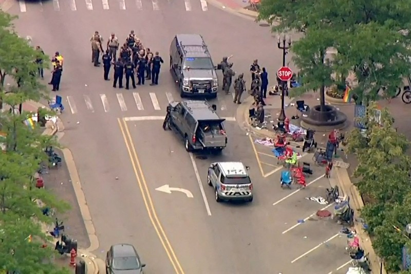 Penembakan Parade Hari Kemerdekaan Amerika Serikat di Highland Park, Chicago, Illinois, AS Polisi memeriksa sebuah bangunan setelah tembakan meletus di rute Parade Hari Kemerdekaan Amerika Serikat di Highland Park, Chicago, Illinois, Amerika Serikat, Senin (4/7/2022). Sebanyak 6 orang dilaporkan tewas akibat penembakan tersebut. (AP Photo/Nam Y. Huh)