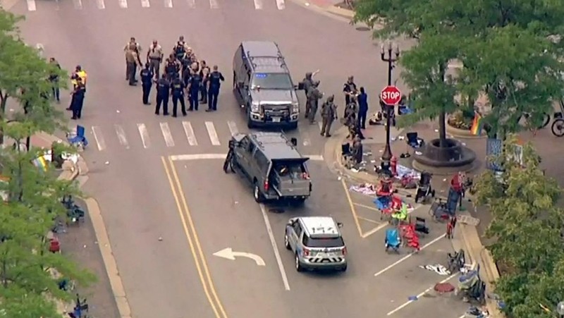 Polisi memeriksa sebuah bangunan setelah tembakan meletus di rute Parade Hari Kemerdekaan Amerika Serikat di Highland Park, Chicago, Illinois, Amerika Serikat, Senin (4/7/2022). Sebanyak 6 orang dilaporkan tewas akibat penembakan tersebut. (AP Photo/Nam Y. Huh)