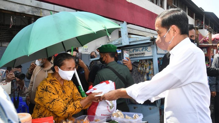 Presiden Joko Widodo dan Ibu Iriana Joko Widodo mengunjungi Pasar Peterongan, Kota Semarang, Provinsi Jawa Tengah Presiden Joko Widodo dan Ibu Iriana Joko Widodo mengunjungi Pasar Peterongan, Kota Semarang, Provinsi Jawa Tengah, pada hari Selasa, 5 Juli 2022. Tiba sekira pukul 12.30 WIB, kehadiran Presiden dan Ibu Iriana disambut antusias oleh masyarakat yang berada pasar tersebut. (Foto: Rusman - Biro Pers Sekretariat Presiden)