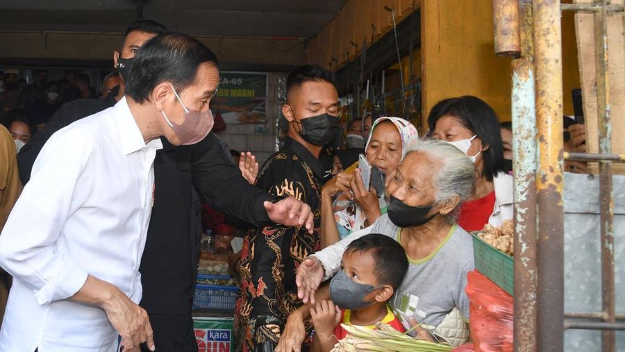 Presiden Joko Widodo dan Ibu Iriana Joko Widodo mengunjungi Pasar Peterongan, Kota Semarang, Provinsi Jawa Tengah, pada hari Selasa, 5 Juli 2022. Tiba sekira pukul 12.30 WIB, kehadiran Presiden dan Ibu Iriana disambut antusias oleh masyarakat yang berada pasar tersebut. (Foto: Rusman - Biro Pers Sekretariat Presiden)