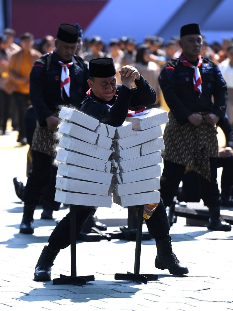 Presiden Joko Widodo dan Ibu Iriana Joko Widodo menyaksikan beberapa pertunjukan.dalam rangka Peringatan ke-76 Hari Bhayangkara di Lapangan Bhayangkara, Akademi Kepolisian, Kota Semarang, Provinsi Jawa Tengah, Selasa (5/7/2022). Berbagai atraksi mulai dari terjun payung hingga pertunjukan seni budaya ditampilkan. (Foto: Kris - Biro Pers Sekretariat Presiden)