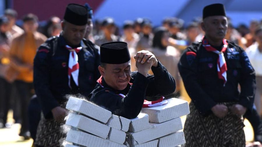 Presiden Joko Widodo dan Ibu Iriana Joko Widodo menyaksikan beberapa pertunjukan.dalam rangka Peringatan ke-76 Hari Bhayangkara di Lapangan Bhayangkara, Akademi Kepolisian, Kota Semarang, Provinsi Jawa Tengah, Selasa (5/7/2022). Berbagai atraksi mulai dari terjun payung hingga pertunjukan seni budaya ditampilkan. (Foto: Kris - Biro Pers Sekretariat Presiden)