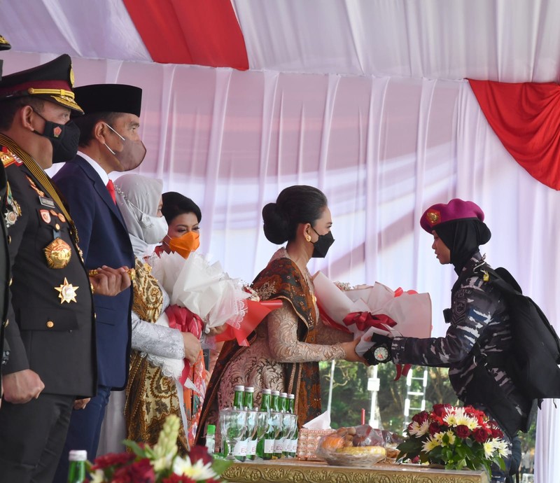 Presiden Joko Widodo dan Ibu Iriana Joko Widodo menyaksikan beberapa pertunjukan.dalam rangka Peringatan ke-76 Hari Bhayangkara di Lapangan Bhayangkara, Akademi Kepolisian, Kota Semarang, Provinsi Jawa Tengah, Selasa (5/7/2022). Berbagai atraksi mulai dari terjun payung hingga pertunjukan seni budaya ditampilkan. (Foto: Kris - Biro Pers Sekretariat Presiden)