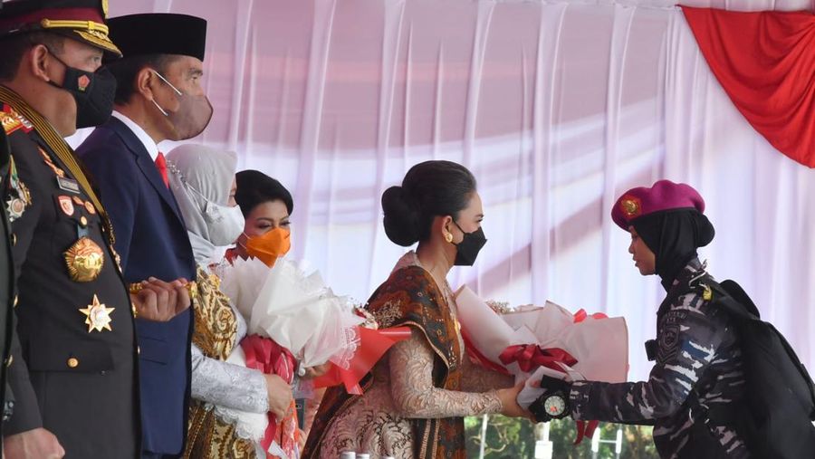 Presiden Joko Widodo dan Ibu Iriana Joko Widodo menyaksikan beberapa pertunjukan.dalam rangka Peringatan ke-76 Hari Bhayangkara di Lapangan Bhayangkara, Akademi Kepolisian, Kota Semarang, Provinsi Jawa Tengah, Selasa (5/7/2022). Berbagai atraksi mulai dari terjun payung hingga pertunjukan seni budaya ditampilkan. (Foto: Kris - Biro Pers Sekretariat Presiden)