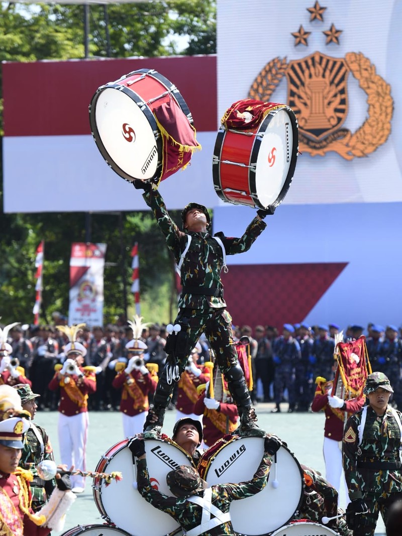 Presiden Joko Widodo dan Ibu Iriana Joko Widodo menyaksikan beberapa pertunjukan.dalam rangka Peringatan ke-76 Hari Bhayangkara di Lapangan Bhayangkara, Akademi Kepolisian, Kota Semarang, Provinsi Jawa Tengah, Selasa (5/7/2022). Berbagai atraksi mulai dari terjun payung hingga pertunjukan seni budaya ditampilkan. (Foto: Kris - Biro Pers Sekretariat Presiden)