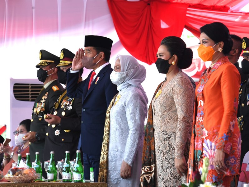 Presiden Joko Widodo dan Ibu Iriana Joko Widodo menyaksikan beberapa pertunjukan.dalam rangka Peringatan ke-76 Hari Bhayangkara Presiden Joko Widodo dan Ibu Iriana Joko Widodo menyaksikan beberapa pertunjukan.dalam rangka Peringatan ke-76 Hari Bhayangkara di Lapangan Bhayangkara, Akademi Kepolisian, Kota Semarang, Provinsi Jawa Tengah, Selasa (5/7/2022). Berbagai atraksi mulai dari terjun payung hingga pertunjukan seni budaya ditampilkan. (Foto: Kris - Biro Pers Sekretariat Presiden)