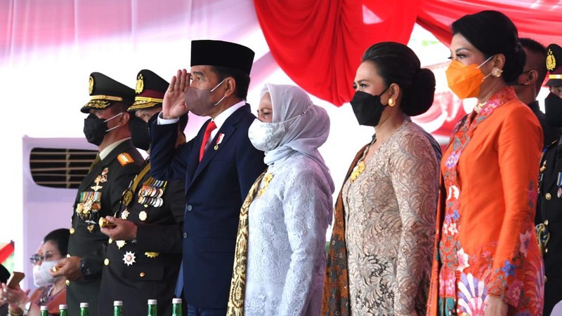 Presiden Joko Widodo dan Ibu Iriana Joko Widodo menyaksikan beberapa pertunjukan.dalam rangka Peringatan ke-76 Hari Bhayangkara di Lapangan Bhayangkara, Akademi Kepolisian, Kota Semarang, Provinsi Jawa Tengah, Selasa (5/7/2022). Berbagai atraksi mulai dari terjun payung hingga pertunjukan seni budaya ditampilkan. (Foto: Kris - Biro Pers Sekretariat Presiden)