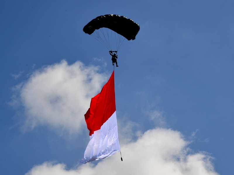 Presiden Joko Widodo dan Ibu Iriana Joko Widodo menyaksikan beberapa pertunjukan.dalam rangka Peringatan ke-76 Hari Bhayangkara di Lapangan Bhayangkara, Akademi Kepolisian, Kota Semarang, Provinsi Jawa Tengah, Selasa (5/7/2022). Berbagai atraksi mulai dari terjun payung hingga pertunjukan seni budaya ditampilkan. (Foto: Kris - Biro Pers Sekretariat Presiden)